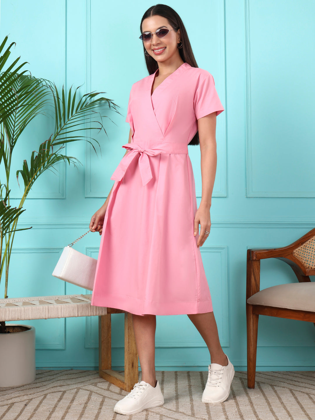 Cotton V-Neck dress with a waist tie-up